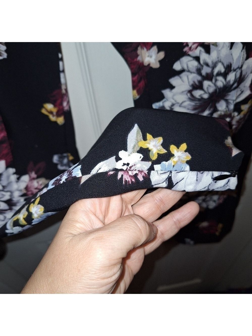 White House Black Market Floral Print Pants Black Size 2 - Picture 4 of 4